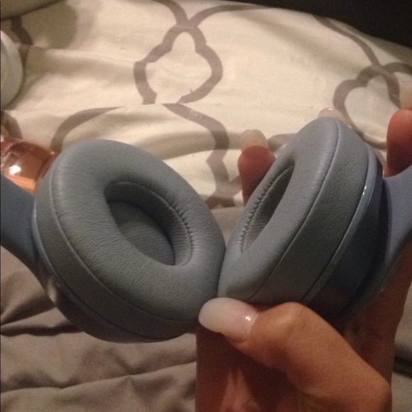 Headphones - Picture 2 of 3